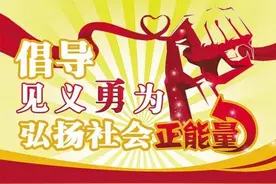 手扶拖拉机侧翻路沟，乳山329路公交车变身救援车图片