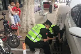 潍坊诸城：轿车抛锚路边趴窝，巡逻特警帮忙换上备胎图片