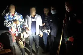 叔侄驾摩托艇电捕江鱼落网，武汉水警今年抓获非法捕鱼嫌疑人44名图片