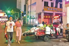 “地摊经济”松绑！为保民生促就业，南宁市有条件地允许流动摊贩经营等图片