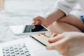 “恭喜你，抽中苹果手机一部！”点开这条私信，微信钱包被掏空图片