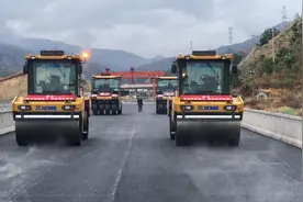 全球首次！攀大高速实现无人驾驶压路机群施工，只需1人就可完成图片