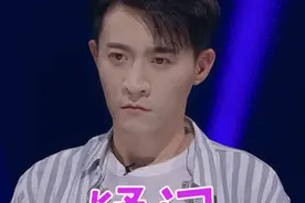男子向民警热情打招呼，民警摸了摸他的头…"秃"然就暴露了图片