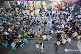 鹤壁久违的地摊回来啦！吃的、玩的、用的……来，一起感受“烟火气”图片