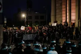 美国警察围堵曼哈顿大桥两端 被困民众高喊“白思豪下台”图片