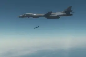 美军轰炸机逼近俄边境真实意图曝光 原来是在练反舰打击图片