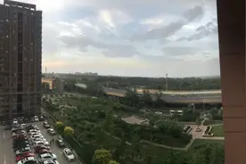 朝阳一居民楼紧挨高速吵到睡觉不敢开窗，“说话都听不清！”图片