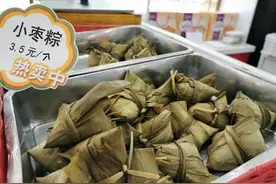 端午临近，北京稻香村现煮粽子上市图片