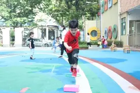 幼儿园复学，全班只来了一个娃！一人上课、一人吃饭……网友：一人扛下所有图片