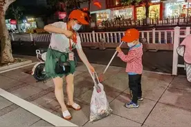 台州街头，5岁男孩捡垃圾火了！他的妈妈不一般图片