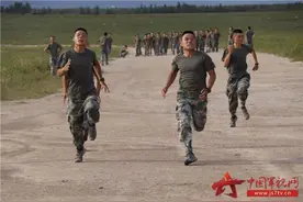 野外驻训苦乐相伴 练强本领收获成长图片