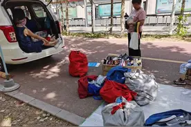 50岁大姐开着车郑州摆摊卖鞋 看朋友圈的那些地摊计划图片