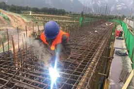 310国道华阴至渭南公路改扩建工程上跨连霍高速桥预计9月底前建成图片
