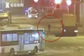 “坑儿”双双被罚！司机闯红灯撞飞小轿车 逃逸后找儿子来顶包图片