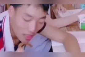 学生偷吃辣条被老师抓拍  同桌的表情亮了视频封面