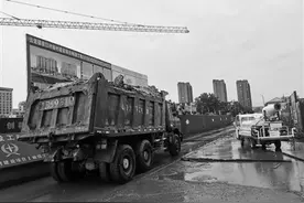 工地泥浆横流 工程车敞开清运图片