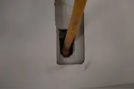 南宁一精装房业主想开通燃气 却因管道有折弯被拒图片