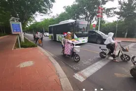 骑乘电动车不戴头盔要么发朋友圈认错要么当场抄20遍法规图片