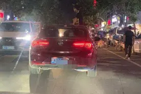 天哪！那辆车顶上坐着一个孩子，路人看不下去报警了图片