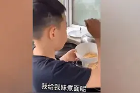 懂事！小学生哥哥在家替生病妈妈为妹妹做饭，网友：别人家的小暖男图片