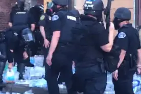美国警察拆毁抗议者所设急救站 当地市长愤怒发声图片