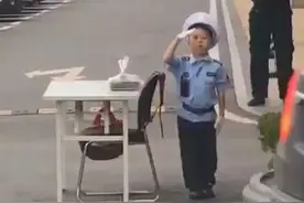 青岛5岁半“小保安”火了！看到来车就认真敬礼，太可爱了图片