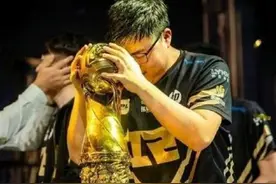 23岁传奇电竞选手Uzi退役：身体已不允许比赛……应看到光鲜背后的苦痛图片