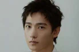 杨洋休闲西装造型 胸针引领潮流图片