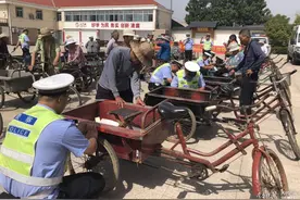 人力三轮贴上“3M反光贴”，临沂经济区交警实施生命防护工程图片