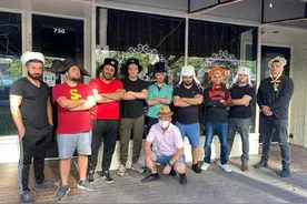 骚乱下在美俄罗斯人硬核保护餐厅：“黑手党”壮汉守在门口图片