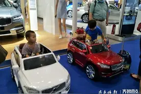 小朋友们圆了豪车梦，齐鲁国际车展现场车辆模型受欢迎图片