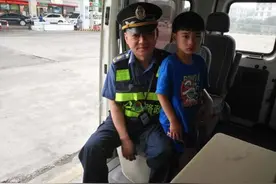 心太大！贵阳一男子加完油飙上高速，娃娃掉了都不知道图片