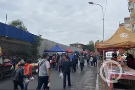 哈尔滨摆地摊减免相关费用，私家车后备箱变摊位图片