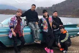 谢霆锋周杰伦跑车前扮酷合照 富士山脚下野营聚餐图片