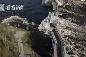 积雪融化致河水暴涨 俄罗斯一大桥垮塌铁路断裂图片