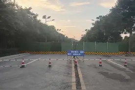 “路上一个洞，洞里一个墓”！西安一处路面塌陷惊现墓道图片