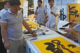 郑州书法大师“下凡”来摆地摊儿！免费图片