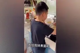 小男孩替生病妈妈做饭，这句提醒太暖了……图片