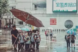 大雨倾盆！杭州小学男老师居然想到这招，家长孩子们都被感动了图片