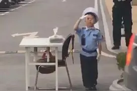 青岛5岁半“小保安”火了！看到来车就认真敬礼，太可爱了图片