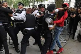 英国抗议者与警方爆冲突：投掷硬物翻栏扭打视频封面