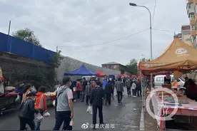 哈尔滨摆地摊减免相关费用，私家车后备箱变摊位图片
