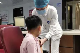 为小男子汉加油打气 9岁绍兴男孩来杭捐骨髓救白血病父亲图片