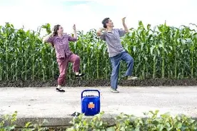 拥有抖音114万粉丝，获赞超千万 马屿农民夫妇田间地头跳舞成“网红”图片