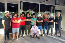 骚乱下在美俄罗斯人硬核保护餐厅：壮汉守在门口图片
