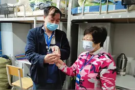 哈理工100余名学生工作人员为2020届毕业研究生邮寄个人物品图片