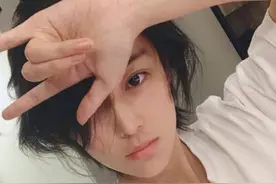张馨予晒出素颜自拍头发凌乱 睡眼朦胧比摇滚手势图片