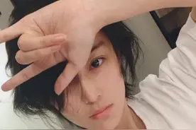 张馨予晒出素颜自拍头发凌乱 睡眼朦胧比摇滚手势图片