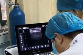 牵引器当秋千，老人用力太猛“引爆”全身性疼痛图片