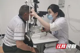 睫毛倒刺向眼球？“双眼电解倒睫术”解除老人多年困扰图片